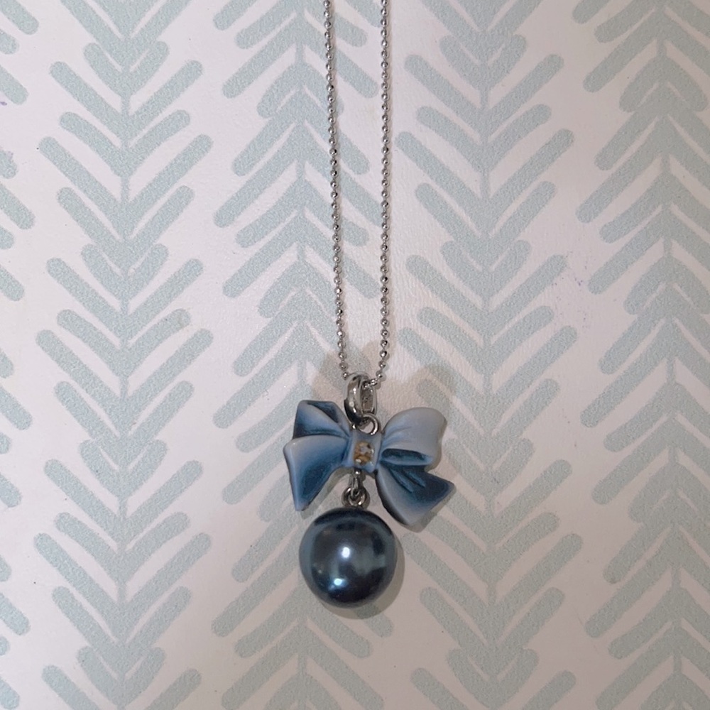 NWOT Bow Charm Necklace - Picture 1 of 3